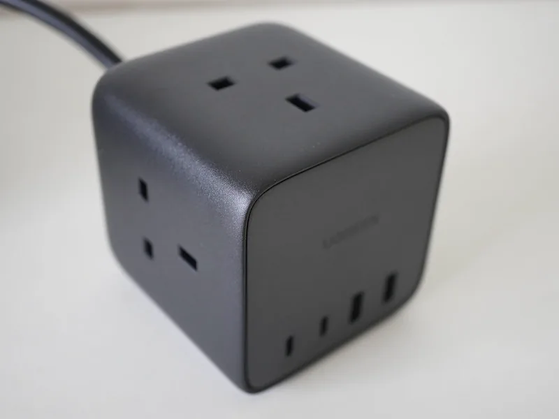 Compacte stekkeroplossing op een bureau voor laptop en usb-opladers