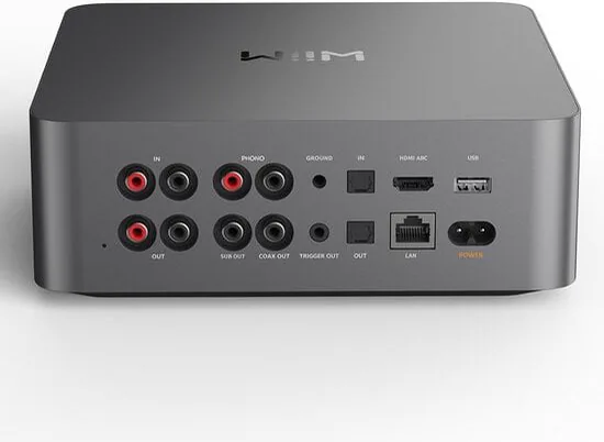 WiiM Ultra vanuit een hoek gezien met alle aansluitingen zichtbaar