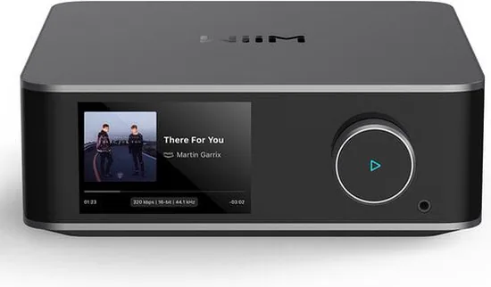 WiiM Ultra in een home cinema setup naast een receiver en subwoofer